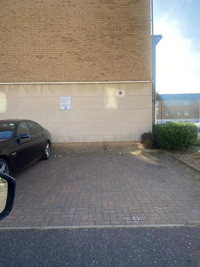 Lovely 2 Bed Flat/Apt In East London- Nice Estate. Dagenham Apartment
