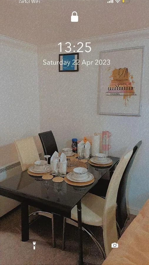 Lovely 2 Bed Flat/Apt In East London- Nice Estate. Dagenham Apartment