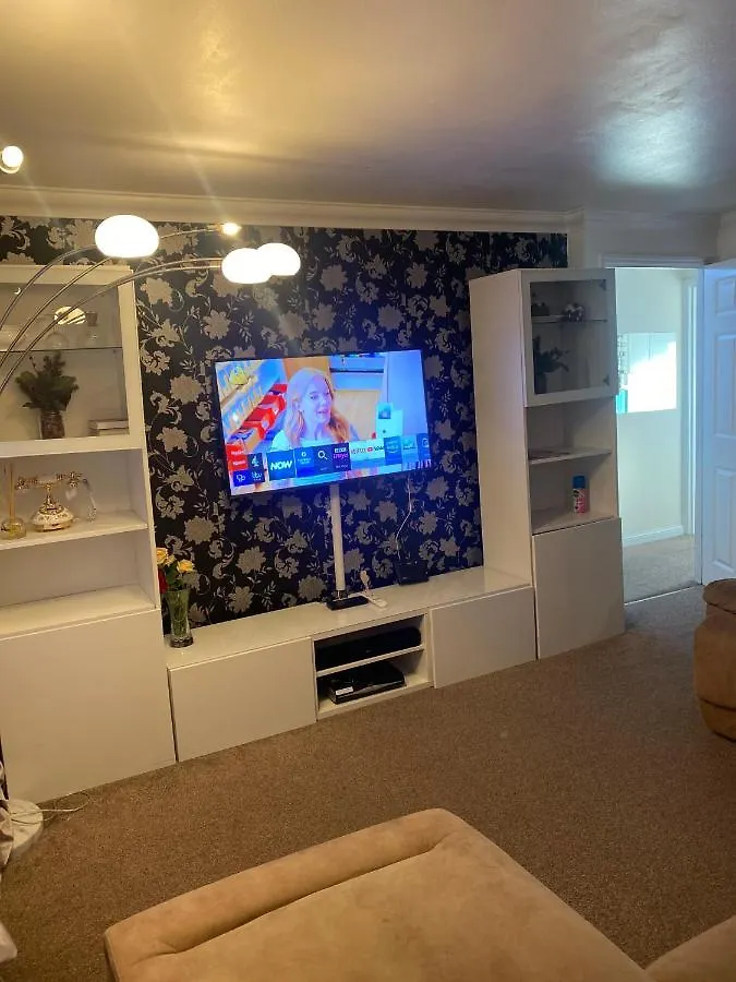 Lovely 2 Bed Flat/Apt In East London- Nice Estate. Dagenham Apartment