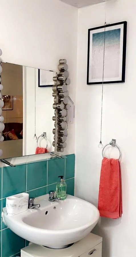 Lovely 2 Bed Flat/Apt In East London- Nice Estate. Dagenham 0*,
